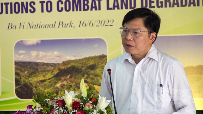Deputy Director of the Vietnam Administration of Forestry Pham Van Dien spoke at the dialogue 'Present situation and solutions to combat land degradation'. Photo: Thanh Thuy.