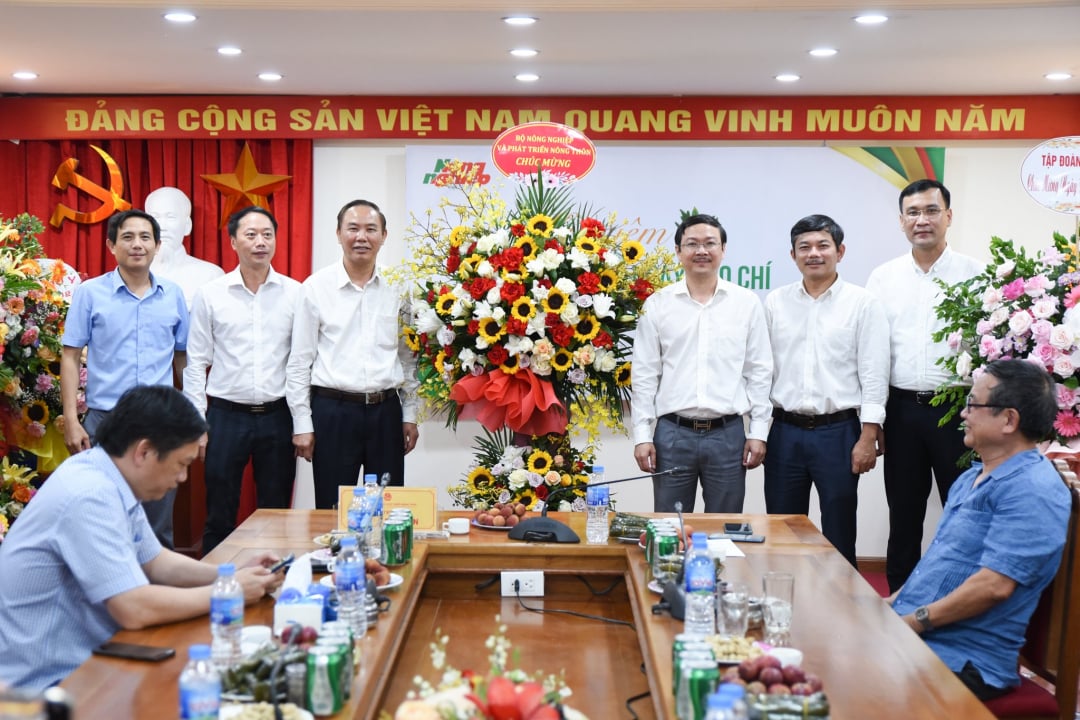 Thứ trưởng Phùng Đức Tiến cùng đại diện lãnh đạo các đơn vị trực thuộc Bộ NN-PTNT tặng hoa, chúc mừng Báo Nông nghiệp Việt Nam nhân kỷ niệm 97 năm ngày Báo chí cách mạng Việt Nam. Ảnh: Đinh Tùng.