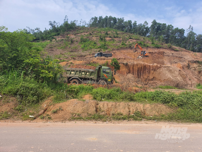 Vị trí khai thác đất ở ngay gần đường Tỉnh lộ 261, tỉnh Thái Nguyên. Ảnh: Toán Nguyễn.