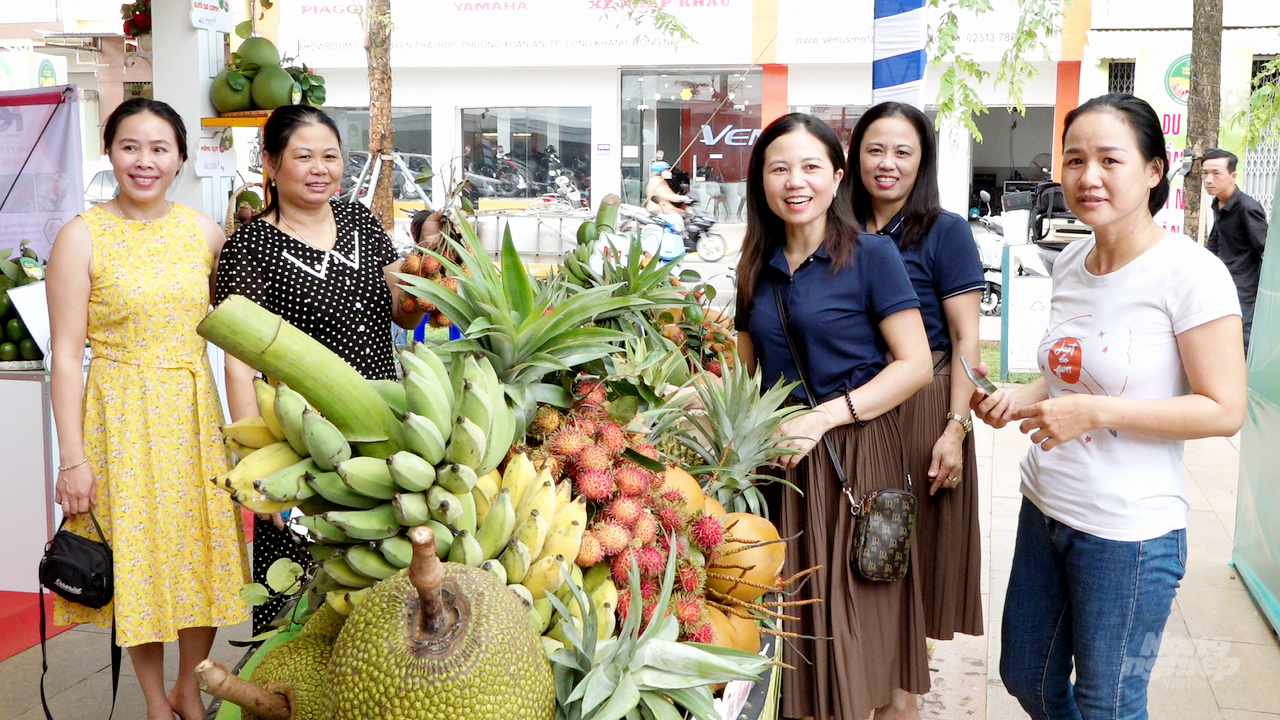 Ngoài việc quảng bá, giới thiệu các sản phẩm trái cây đặc trưng của Đồng Nai, còn là dịp để các chủ thể có cơ hội giao lưu, trao đổi và tìm kiếm cơ hội liên kết trong sản xuất, tiêu thụ nông sản và phát triển du lịch sinh thái vườn. Ảnh: Minh Sáng.
