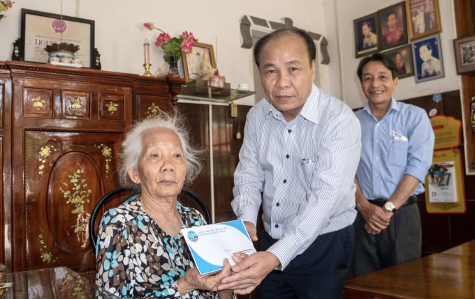 Ông Nguyễn Văn Việt, Bí thư Huyện ủy trong một lần đi thăm các gia đình chính sách.