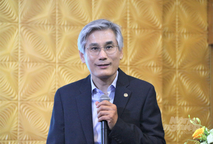 Giáo sư In Ho Kim chia sẻ về các giải pháp nhằm hạ chi phí sản xuất thức ăn chăn nuôi từ việc lựa chọn các nguyên liệu thay thế. Ảnh: Phạm Hiếu.