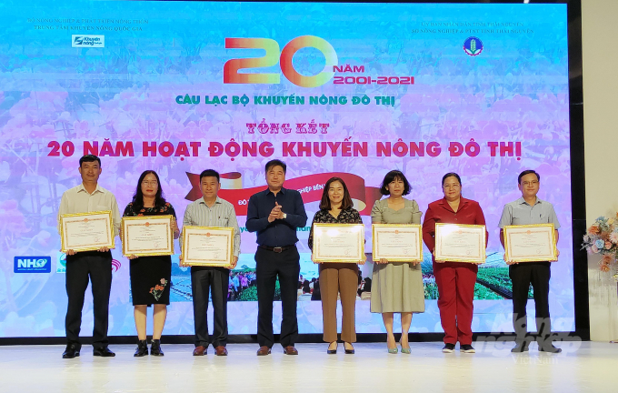 Ông Lê Quốc Thanh, giám đốc Trung tâm KNQG (thứ 4 từ trái sang) trao giấy khen cho các địa phương có nhiều thành công trong phát triển nông nghiệp đô thị. Ảnh: Đồng Văn Thưởng.