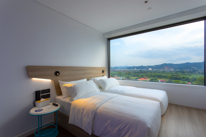 Cửa sổ tràn view của SOJO Hotel Lang Son khiến phong cảnh núi rừng xứ Lạng đẹp như tranh.