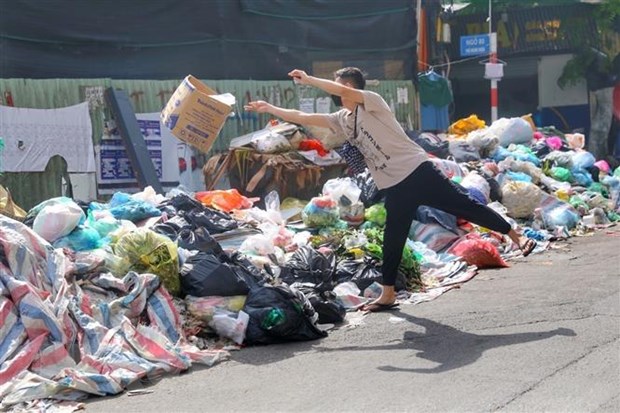 Nhiều ngày nay, tại các tuyến phố nội thành Hà Nội, rác thải sinh hoạt bị ùn ứ, chất đống. Ảnh: Tuấn Đức/TTXVN.
