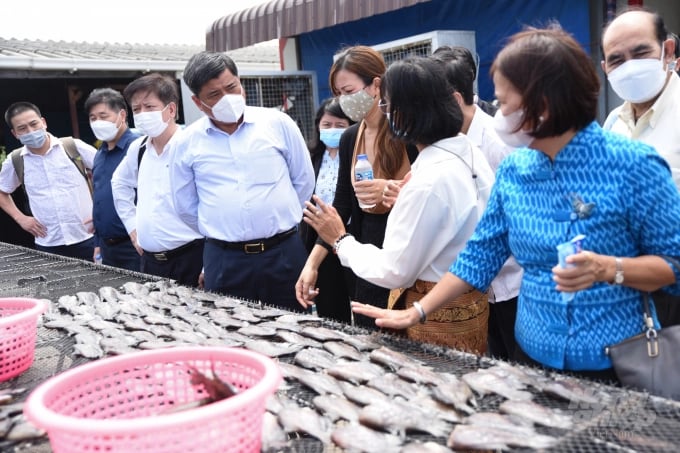Thứ trưởng Trần Thanh Nam (ở giữa) cùng đại biểu đoàn công tác Bộ NN-PTNT Việt Nam thăm khu chế biến cá sặc rằn làm sản phẩm OTOP của Thái Lan.