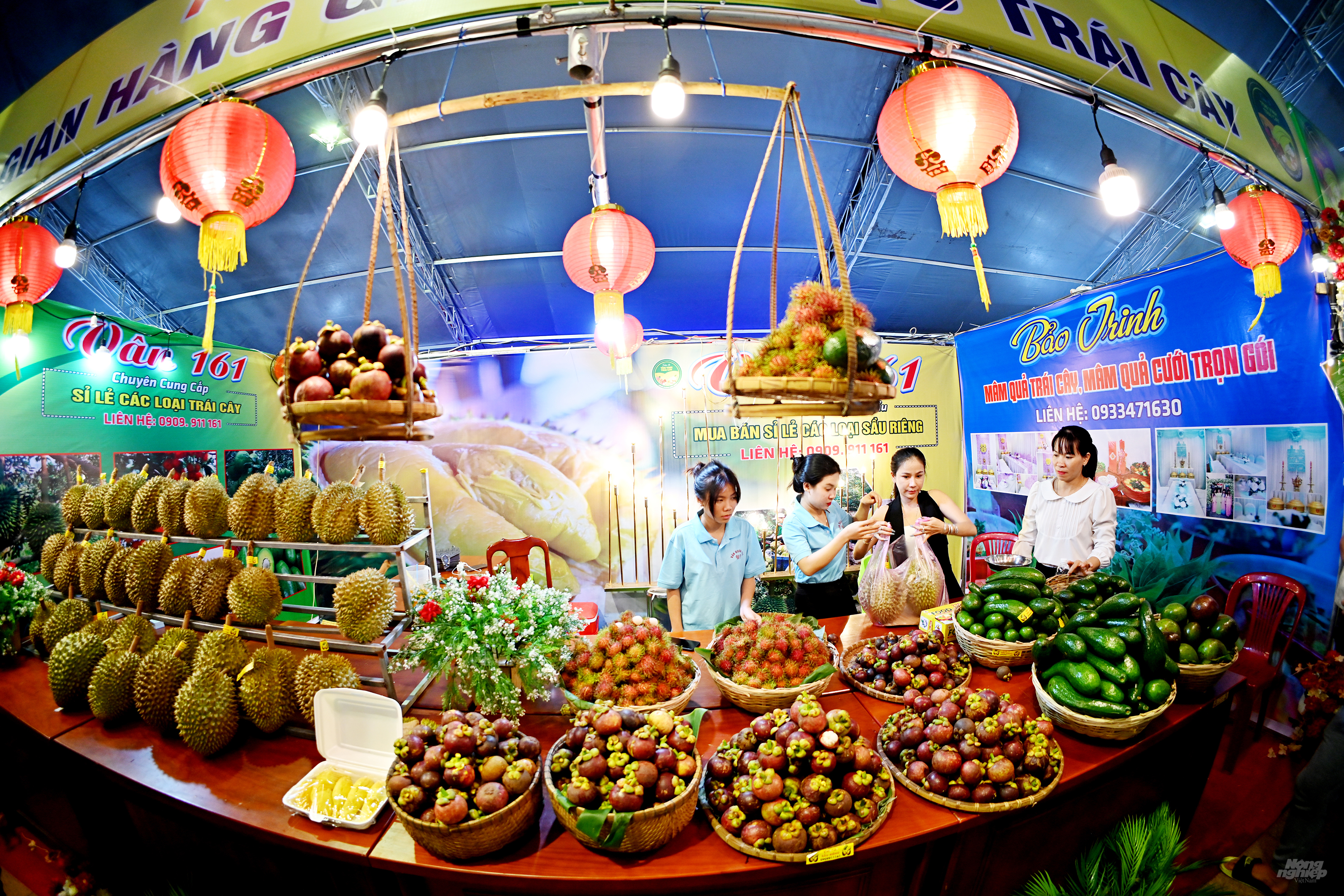Các sản phẩm trái cây tươi được trưng bày công phu, đặc sắc, thể hiện nét đặc trưng riêng của từng vùng. Ảnh: Hoàng Long.