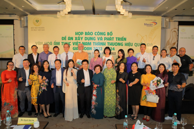 Các nghệ nhân, Ban chấp hành và các khách mời buổi họp báo của Hiệp hội văn hóa ẩm thực Việt Nam.