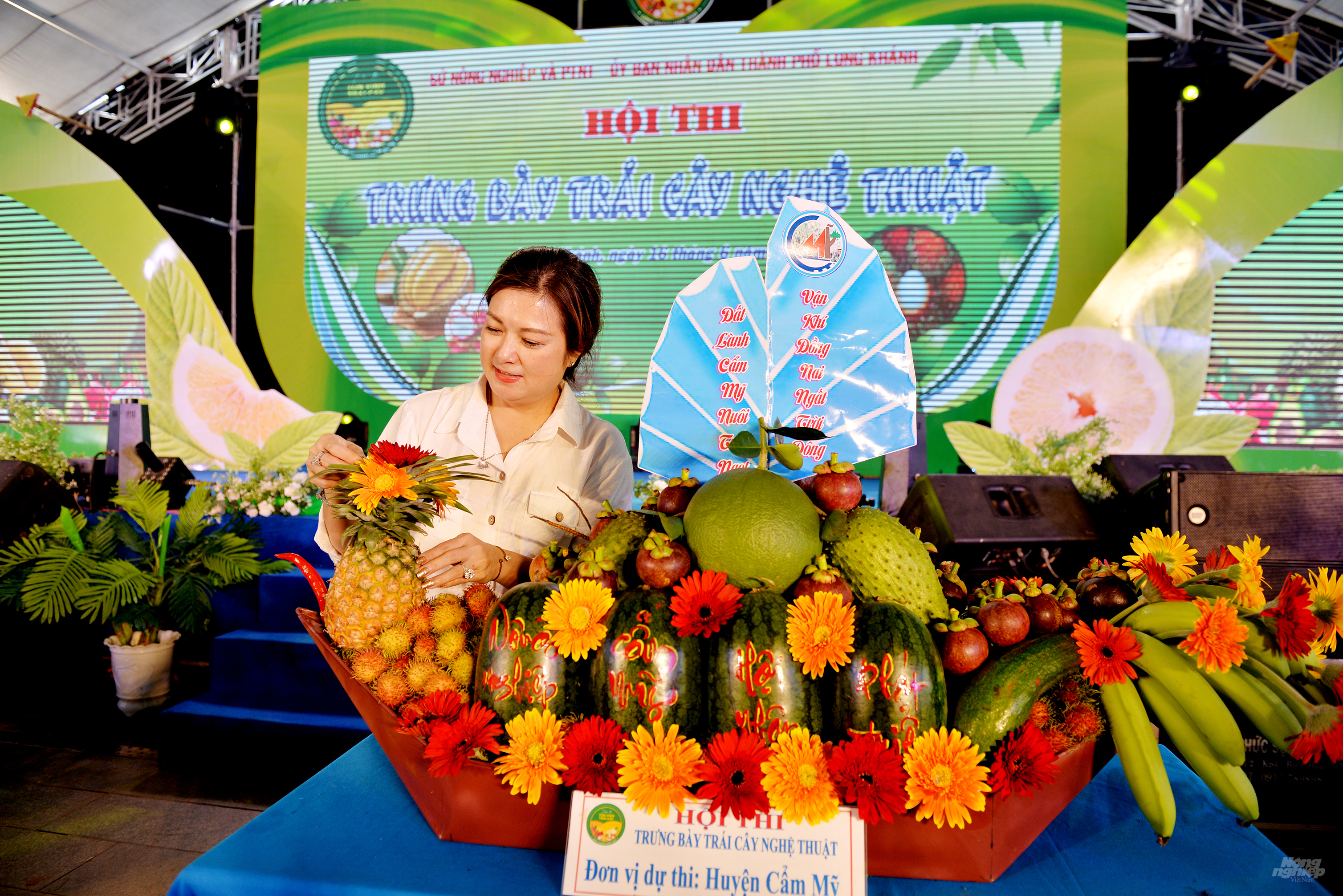 Tuần lễ tôn vinh trái cây và chợ phiên nông nghiệp đô thị Tây Nam' được tổ chức với nhiều hoạt động sôi nổi, nhiều du khách rất ấn tượng với hội thi trưng bày trái cây nghệ thuật. Ảnh: Hoàng Long.