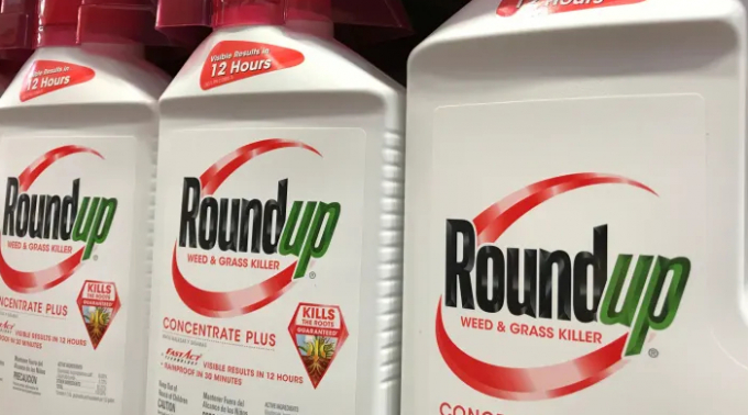 Một quầy thuốc diệt cỏ Roundup bày bán ở Encinitas, California, Mỹ. Ảnh: CNBC