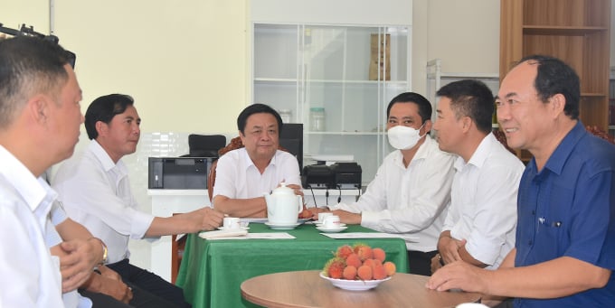 Bộ trưởng Lê Minh Hoan và Đoàn công tác làm việc tại HTX Xuân Thành (Châu Thành, Trà Vinh): Ảnh: Minh Đảm.