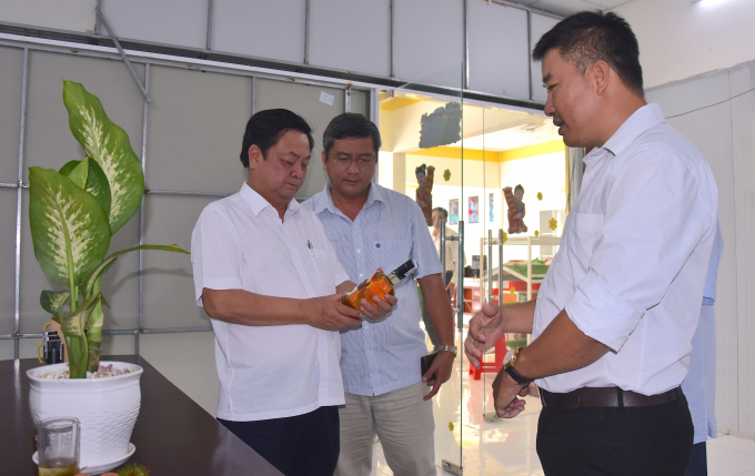 Bộ trưởng Lê Minh Hoan thăm HTX Xuân Thành, huyện Châu Thành, tỉnh Trà Vinh. Ảnh: Minh Đảm.