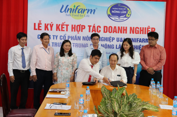 Unifarm signing a cooperation agreement with Binh Duong Agricultural and Forestry Intermediate School on formal intermediate training specializing in melons and bananas cultivation.