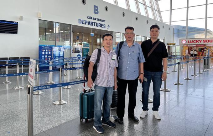 Ngo Xuan Nam (centre), Deputy Director of Vietnam SPS Office and head of Vietnam's Delegation at the 83rd session of the SPS-WTO Committee with his colleagues on their way to participate the session that is taken place between June 22 and 24 in Geneva, Switzerland.