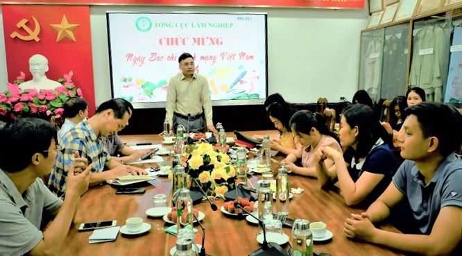 Tổng cục trưởng Tổng cục Lâm nghiệp Nguyễn Quốc Trị phát biểu tại buổi gặp mặt báo chí. Ảnh: VNFOREST.
