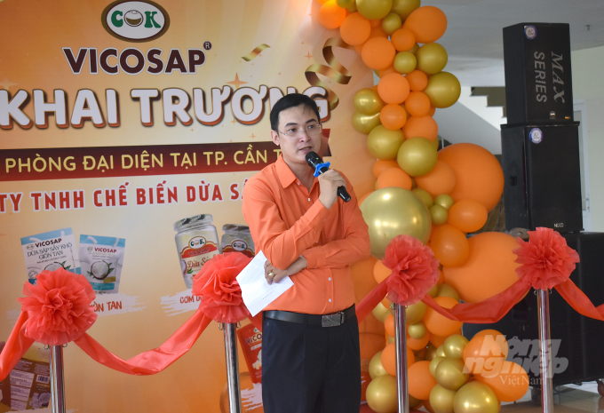 Anh Trần Duy Linh, Giám đốc Công ty Vicosap cho biết công ty vừa mới khai trương Văn phòng đại diện tại TP.Cần Thơ với mong muốn đưa sản phẩm từ đặc sản dừa sáp Trà Vinh vươn xa. Ảnh: MĐ.
