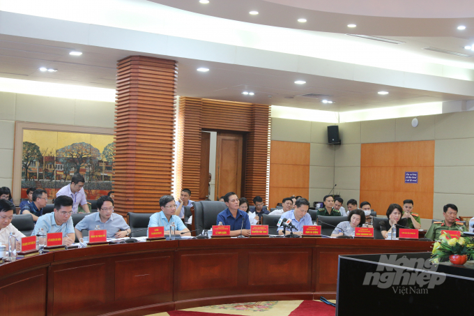 Lãnh đạo TP Hải Phòng trực tiếp lắng nghe và tiếp thu các kiến nghị của đại diện các hộ dân nuôi ngao trên địa bàn huyện Kiến Thụy và quận Hải An. Ảnh: Đinh Mười.