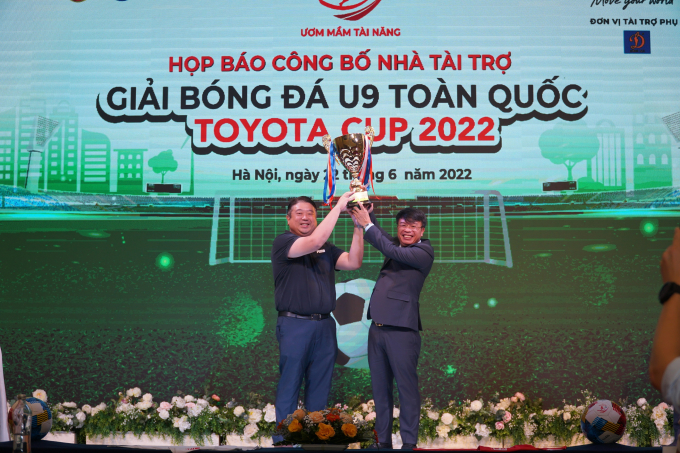 Phó Giám đốc Toyota Việt Nam trao chiếc cúp của giải đấu cho Tổng Biên tập Báo Thiếu niên Tiền Phong & Nhi đồng.