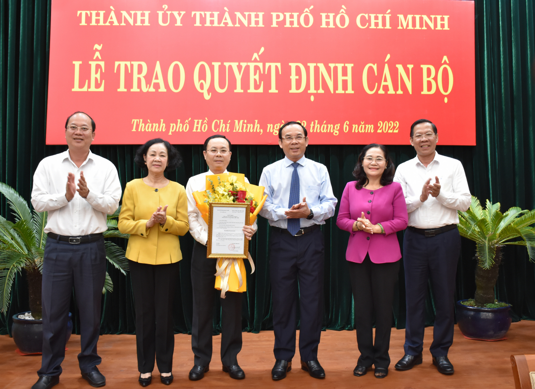 Bà Trương Thị Mai, Trưởng Ban Tổ chức Trung ương và Thường trực Thành ủy TP.HCM chúc mừng ông Nguyễn Văn Hiếu.