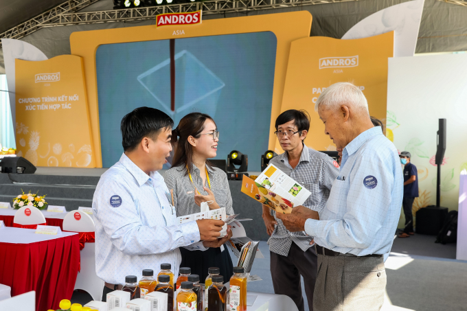 Farmers learn about ANDROS Asia's processed products.
