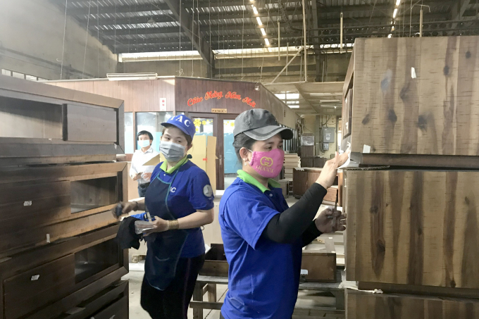 Processing wooden furniture for export in Binh Duong. Photo: Thanh Son.