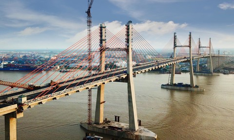 Cầu Bạch Đằng nối cao tốc Hạ Long - Hải Phòng là cây cầu lớn nhất cả nước và đứng thứ 3 trong số 7 cây cầu dây văng có nhiều nhịp nhất thế giới.