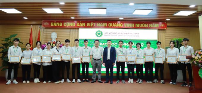 TS. Giang Trung Khoa, Trưởng Ban Công tác Chính trị và Công tác sinh viên và đại diện nhà tài trợ trao học bổng cho sinh viên. Ảnh: HVNN.