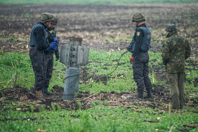 Các kim loại độc hại tiềm tàng có thể rò rỉ từ bom, đạn ra cánh đồng ở Borodianka, Ukraine. Việc loại bỏ chúng ra khỏi đất đai có thể mất tới nhiều thập kỷ. Ảnh: Getty