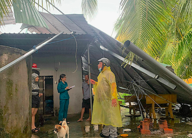 Cán bộ địa phương tỉnh Tiền Giang đến kiểm tra thiệt hại để hỗ trợ người dân. Ảnh: TL.