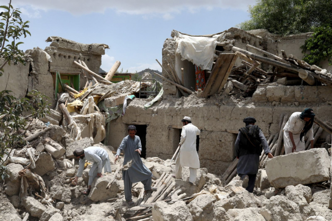 Trận động đất 5,9 độ xảy ra sáng 22/6/2022 ở miền đông Afghanistan, khiến ít nhất 1.000 người thiệt mạng. Trong ảnh, người dân tỉnh Gayan đang tìm kiếm những người sống sót giữa đống đổ nát ngày 23/6. Ảnh: Reuters