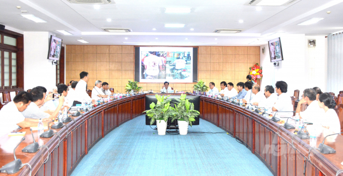 Bộ trưởng Bộ NN-PTNT Lê Minh Hoan chia sẻ với Ban Giám hiệu và các thầy cô Trường Đại học Cần Thơ chiều 24/6. Ảnh: Ngọc Thắng.