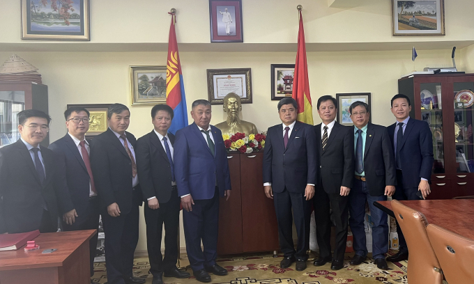 Đoàn công tác Bộ NN-PTNT chụp ảnh lưu niệm với Trường số 14 của Mông Cổ.