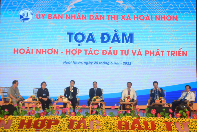 Tọa đàm tại Hội nghị xúc tiến đầu tư thị xã Hoài Nhơn (Bình Định). Ảnh: V.Đ.T.