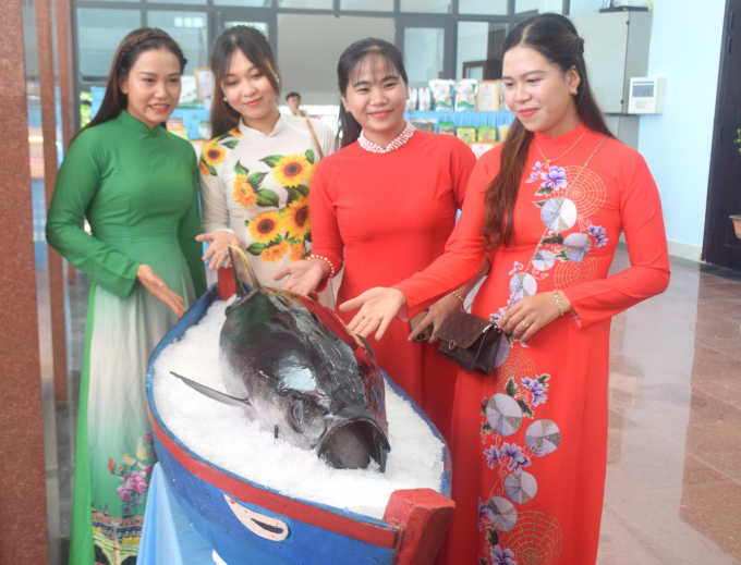 Con cá ngừ đại dương tươi trưng bày tại Hội nghị xúc tiến đầu tư thị xã Hoài Nhơn (Bình Định). Ảnh: V.Đ.T.