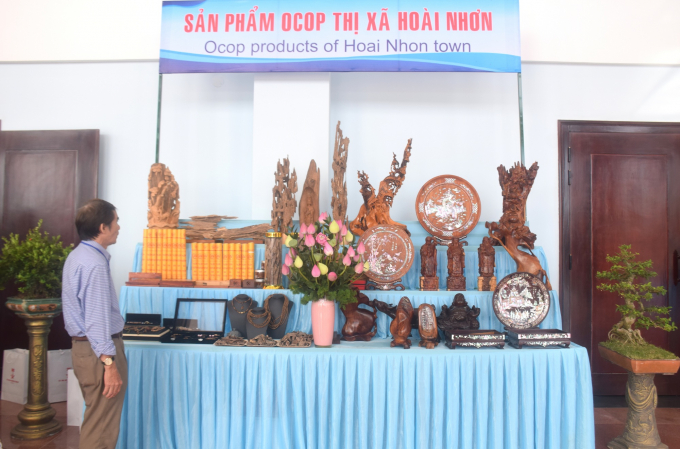 Sản phẩm OCOP trầm hương của thị xã Hoài Nhơn (Bình Định) trưng bày tại Hội nghị xúc tiến đầu tư. Ảnh: V.Đ.T.