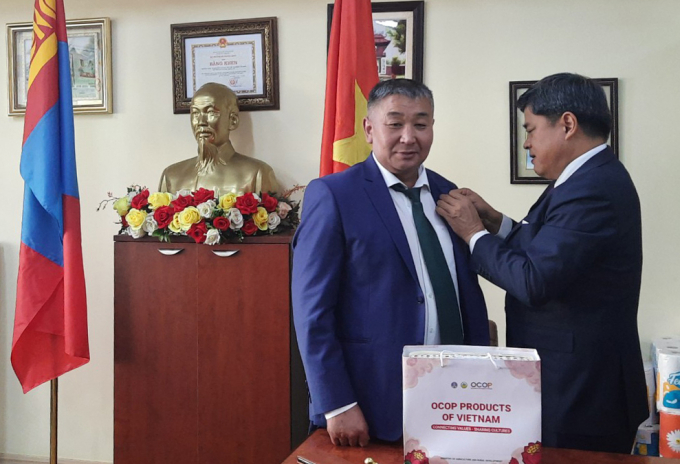 Thứ trưởng Trần Thanh Nam tặng Trường số 14 các sản phẩm OCOP nổi tiếng của Việt Nam, và gắn huy hiệu cho ông Gungaajav - Hiệu trưởng nhà trường.