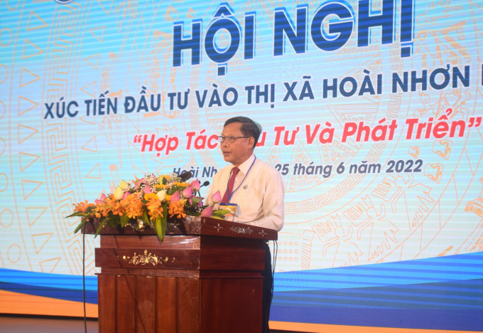 Ông Phạm Trương, Bí thư kiêm Chủ tịch UBND thị xã Hoài Nhơn, phát biểu tại hội nghị. Ảnh: V.Đ.T.