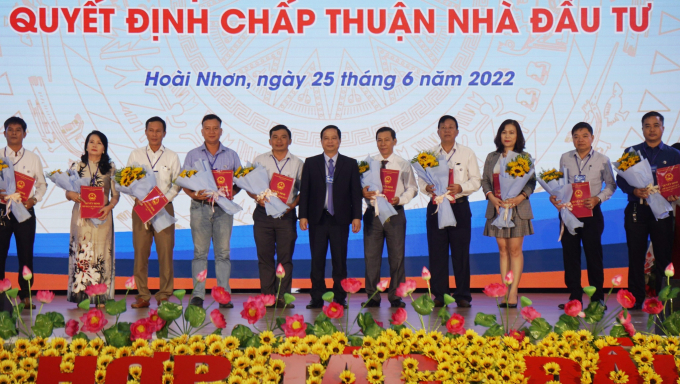 Lãnh đạo UBND tỉnh Bình Định trao chấp thuận chủ trương đầu tư cho các doanh nghiệp đầu tư vào thị xã Hoài Nhơn. Ảnh: V.Đ.T.
