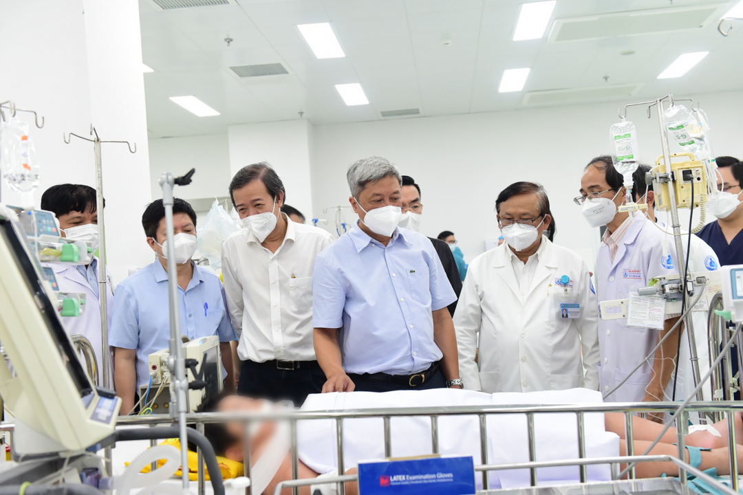 Đoàn công tác thăm bệnh nhi đang điều trị tại Bệnh viện Nhi đồng 1. Ảnh: Nguyễn Thủy.