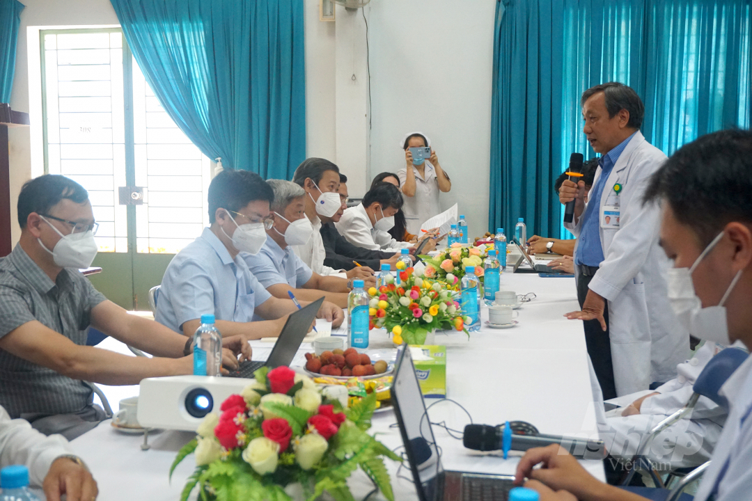 Thứ trưởng Nguyễn Trường Sơn làm việc với Bệnh viện Quận 8 về tình hình điều trị sốt xuất huyết. Ảnh: Nguyễn Thủy.