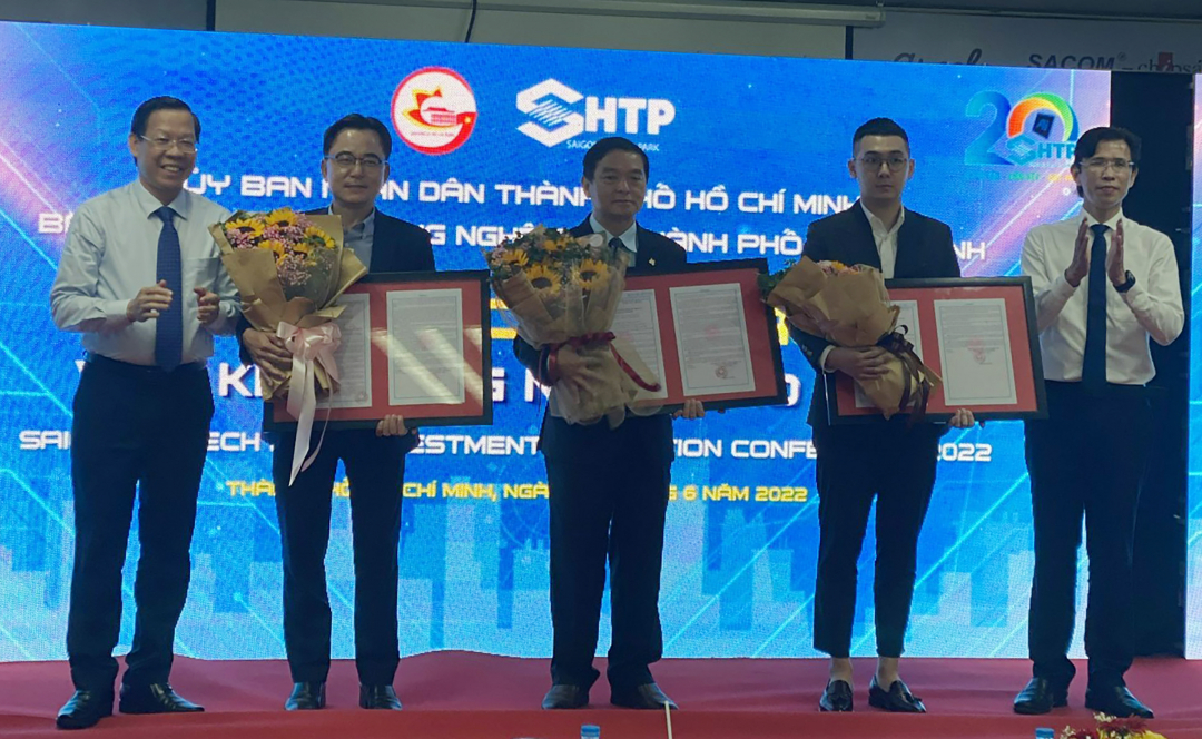Chủ tịch UBND TP.HCM Phan Văn Mãi và Trưởng ban Quản lý SHTP Nguyễn Anh Thi trao chứng nhận điều chỉnh đầu tư cho 3 dự án với vốn đầu tư. Ảnh: T.D.