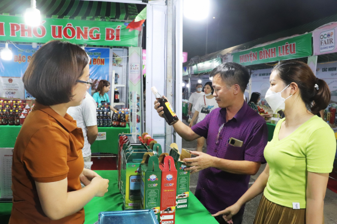 Tuần Xúc tiến tiêu thụ sản phẩm OCOP Quảng Ninh đã thu hút đông đảo người dân, du khách đến tham quan, mua sắm. Ảnh: Báo Quảng Ninh