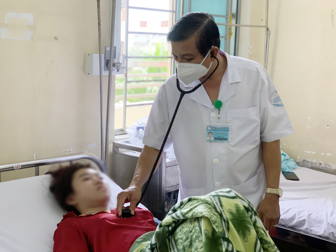 Bác sĩ Nguyễn Thanh Phong, trưởng khoa Nhiễm D, Bệnh viện Bệnh Nhiệt đới TP.HCM thăm khám cho bệnh nhân. Ảnh: H.L.