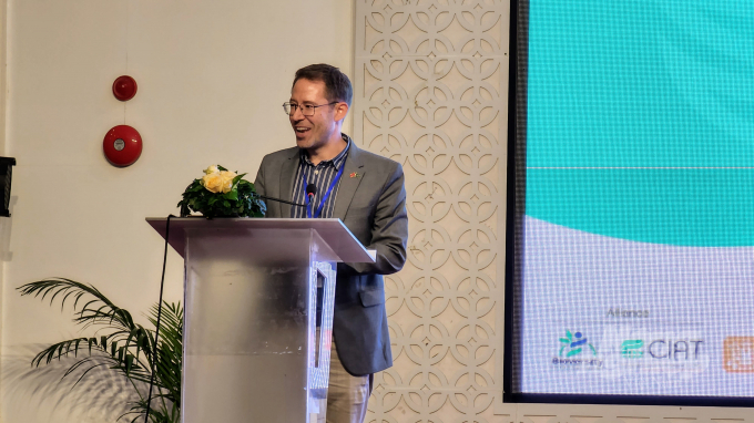 Tiến sĩ Bjorn Ole Sander, Trưởng Đại diện Viện lúa Quốc tế (IRRI) tại Việt Nam nhấn mạnh vai trò của các vùng đồng bằng lớn của Châu Á. Ảnh: Kim Anh.