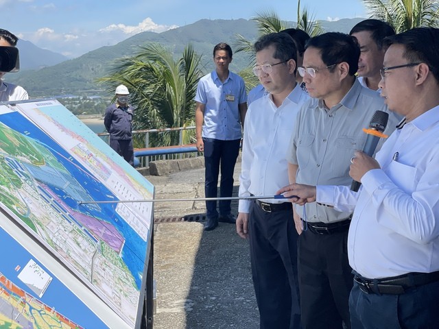 Thủ tướng khảo sát quy hoạch tổng thể cảng Liên Chiểu và kết nối giao thông liên vùng giữa Đà Nẵng và khu vực. Ảnh: VGP.