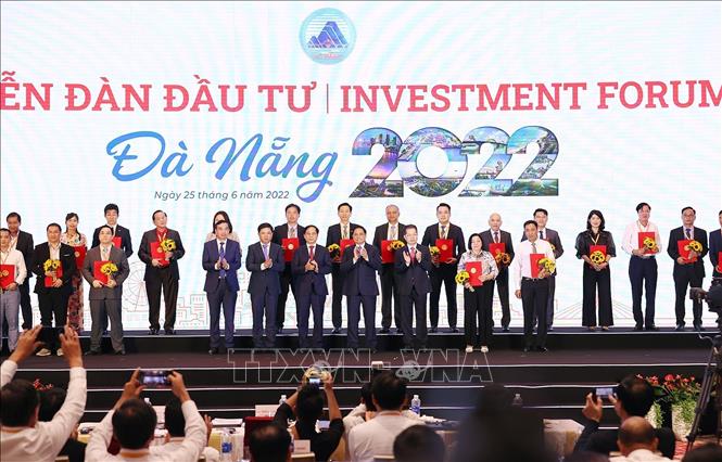 Thủ tướng Phạm Minh Chính chứng kiến lãnh đạo thành phố Đà Nẵng trao chứng nhận đầu tư, chứng nhận nghiên cứu khảo sát cho các doanh nghiệp. Ảnh: Dương Giang/TTXVN.