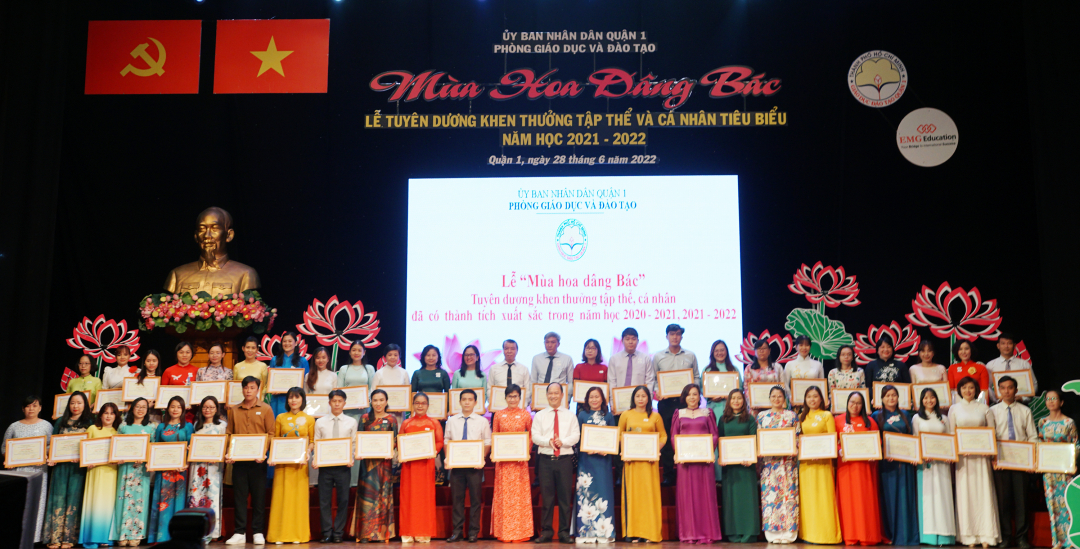 Chủ tịch UBND quận 1 Lê Đức Tranh trao tặng bằng khen cho giáo viên có thành tích xuất sắc trong năm học 2020-2021 và 2021-2022 trên địa bàn quận 1. Ảnh: Nguyễn Thủy.