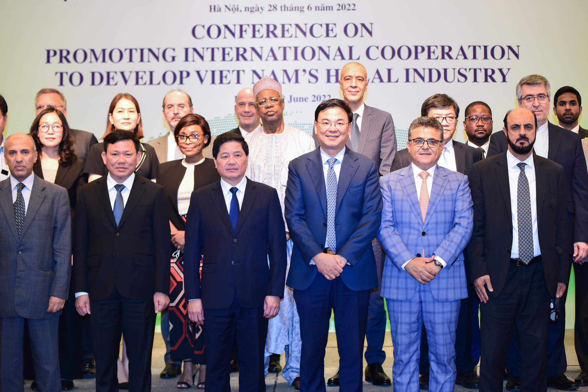Leaders of the Ministry of Agriculture and Rural Development, and the Ministry of Foreign Affairs take a picture with representatives of localities and countries related to Halal products. Photo: Tung Dinh.