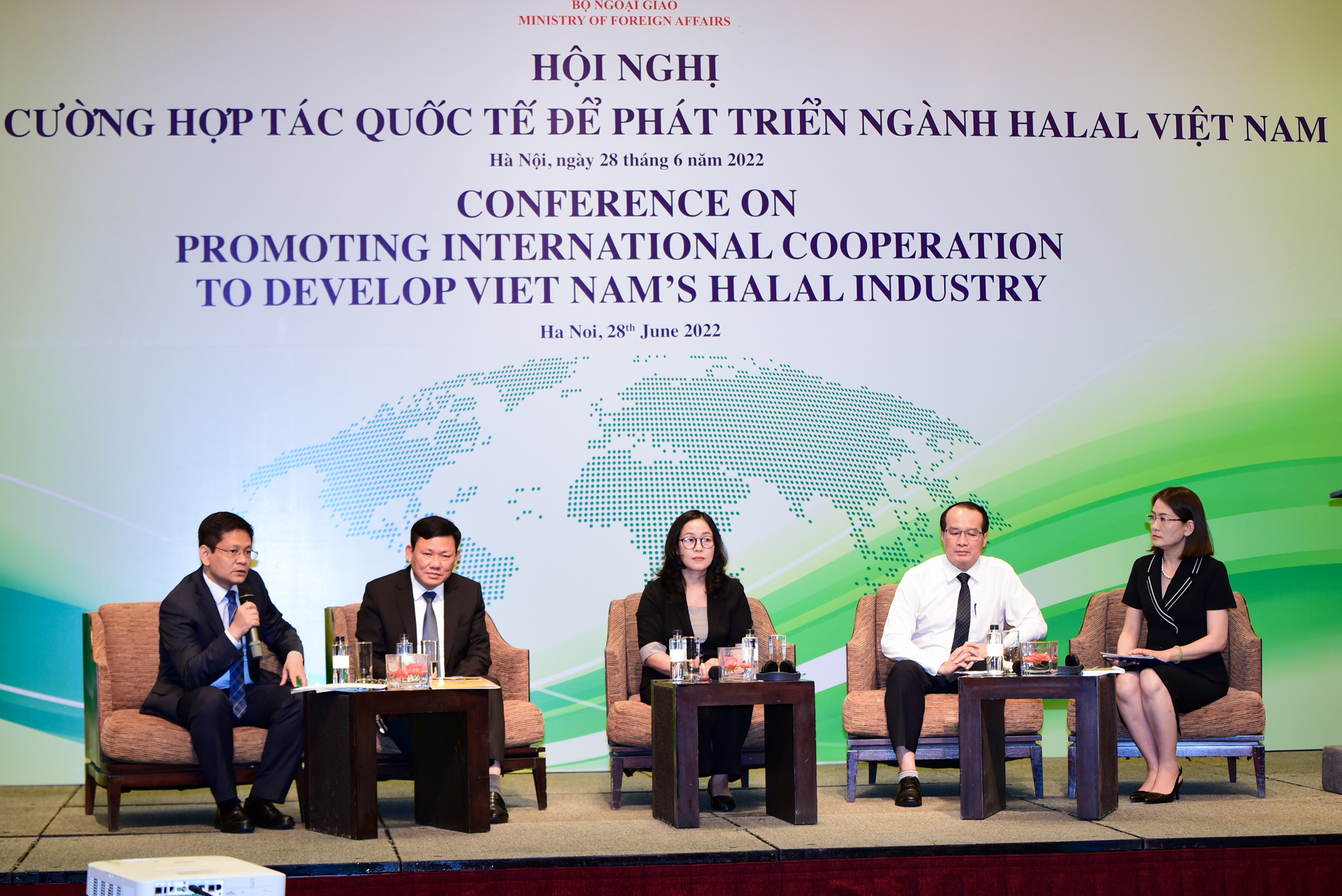 At the conference, localities, businesses, and regulatory agencies discussed solutions to exploit the potential of the Halal market. Photo: Tung Dinh.