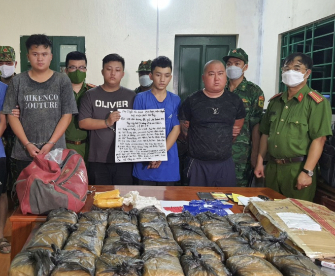 Nhóm đối tượng vận chuyển ma túy từ Điện Biên sang Lào Cai cùng tang vật.